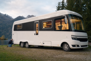 Heckstützen Wohnmobil sinnvoll – Mann prüft Heckstützen an Premium-Reisemobil