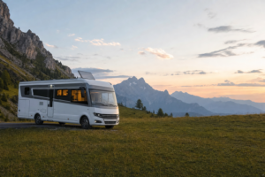 Premium-Reisemobil mit geöffnetem Heki-Dachfenster in malerischer Alpenlandschaft, heki 3 midi heki unterschied