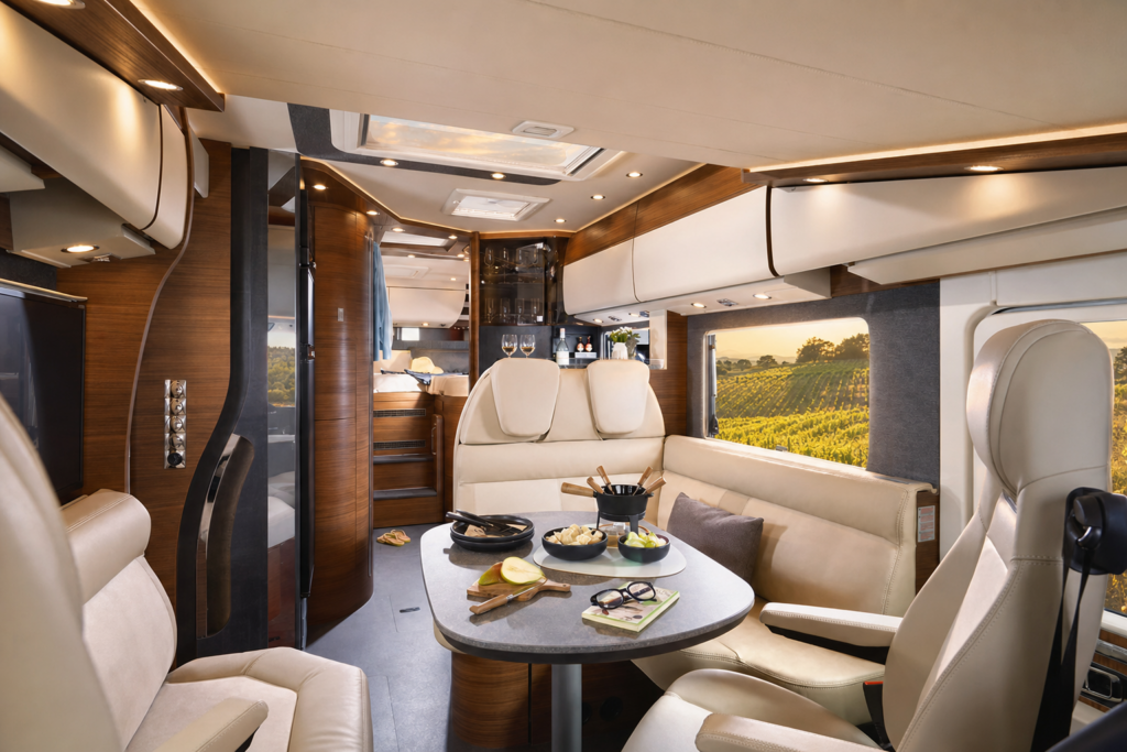 Carthago nachrüsten Zubehör – Premium-Wohnmobil mit offenem Dachfenster, Besitzer greift nach oben