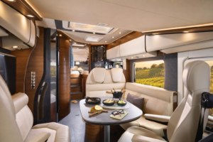 Carthago nachrüsten Zubehör – Premium-Wohnmobil mit offenem Dachfenster, Besitzer greift nach oben