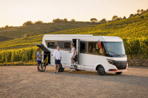 Prof. Dr. Tim Nosper vor Premium-Reisemobil, RV Tech Interview, Innovation und Sicherheit