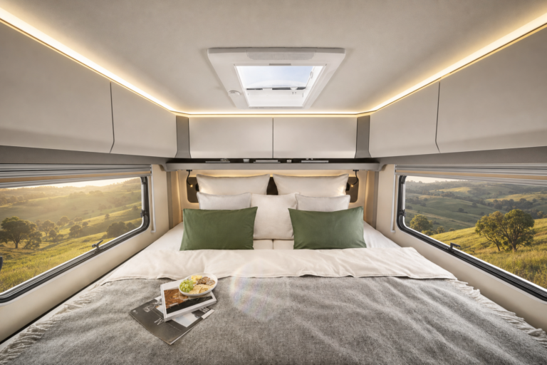 Wohnmobil Dachfenster abdichten: Mann prüft Dachfenster im Premium-Reisemobil