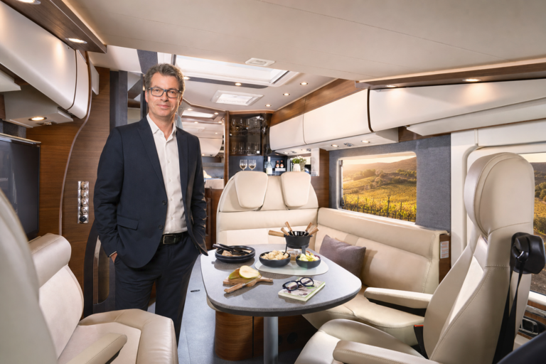 Wohnmobil Zubehör Made in Germany: Premium-Reisemobil und Mensch bei Nachrüstung