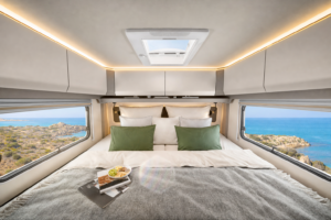 Wohnmobil Dachfenster abdichten ohne Ausbau – Mann prüft Dachfenster im Premium-Reisemobil