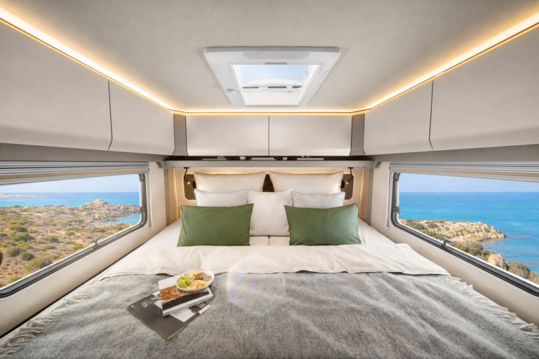 Wohnmobil Dachfenster abdichten ohne Ausbau – Mann prüft Dachfenster im Premium-Reisemobil