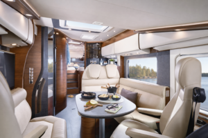 Wohnmobil Dachfenster mit Rollo und Fliegengitter, Innenraumaufnahme mit geöffnetem Fenster