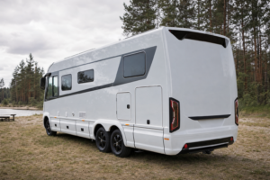 Wohnmobil Hubstützen nachrüsten: Mann prüft Stützen an Premium-Reisemobil