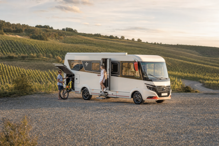 Wohnmobil Klappen Zentralverriegelung nachrüsten – Mann öffnet Stauraumklappe am Premium-Reisemobil