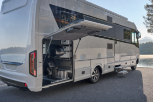 Wohnmobil Stauraumklappe nachrüsten: Mann öffnet Klappe an Premium-Reisemobil